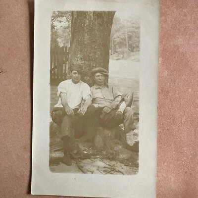 老式棕褐色RPPC照片明信片非洲裔美国人(?) 树木休息男士 — 第 1/4 张图片