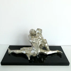 Global Views Metal Lovers Beso Escultura Tono Plateado Base Piedra Negra Brutalista - Imagen 1 de 12