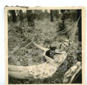 2x altes Foto junge Frau in Hängematte bei Kloster Nimbsche, 1950, 6x6cm - Bild 1 von 2