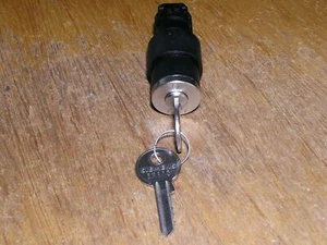 Unused - Siemens 3SB3000-4????-Z B01 SIRIUS Key Switch CES SMS10 latching O-I - Picture 1 of 6