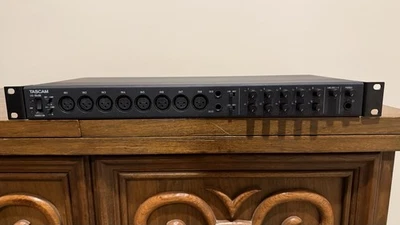 Interfaz de audio de montaje en rack de línea de 16 micrófonos TASCAM US16X08 con MIDI Foto 1 de 4