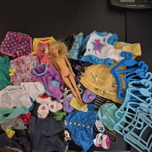 Lote de ropa para muñeca Barbie y mi vida con zapatos vestir pantalones cortos perchas - Imagen 1 de 22