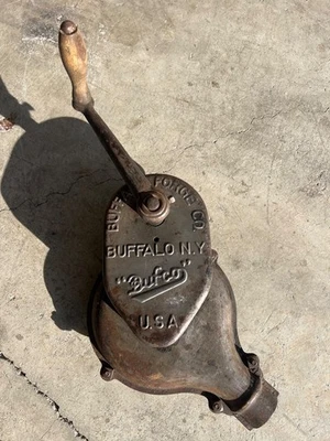 Soplador de forja manivela herrero vintage BUFFALO FORGE CO. "BUFCO" rancho fresco Foto 1 de 2