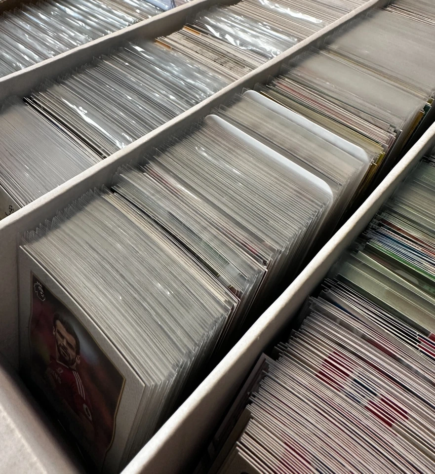 Topps/ Panini 50 Karten Premium Bulk/ Lot - 1 Garantierte Numbered Card - Bild 1 von 1