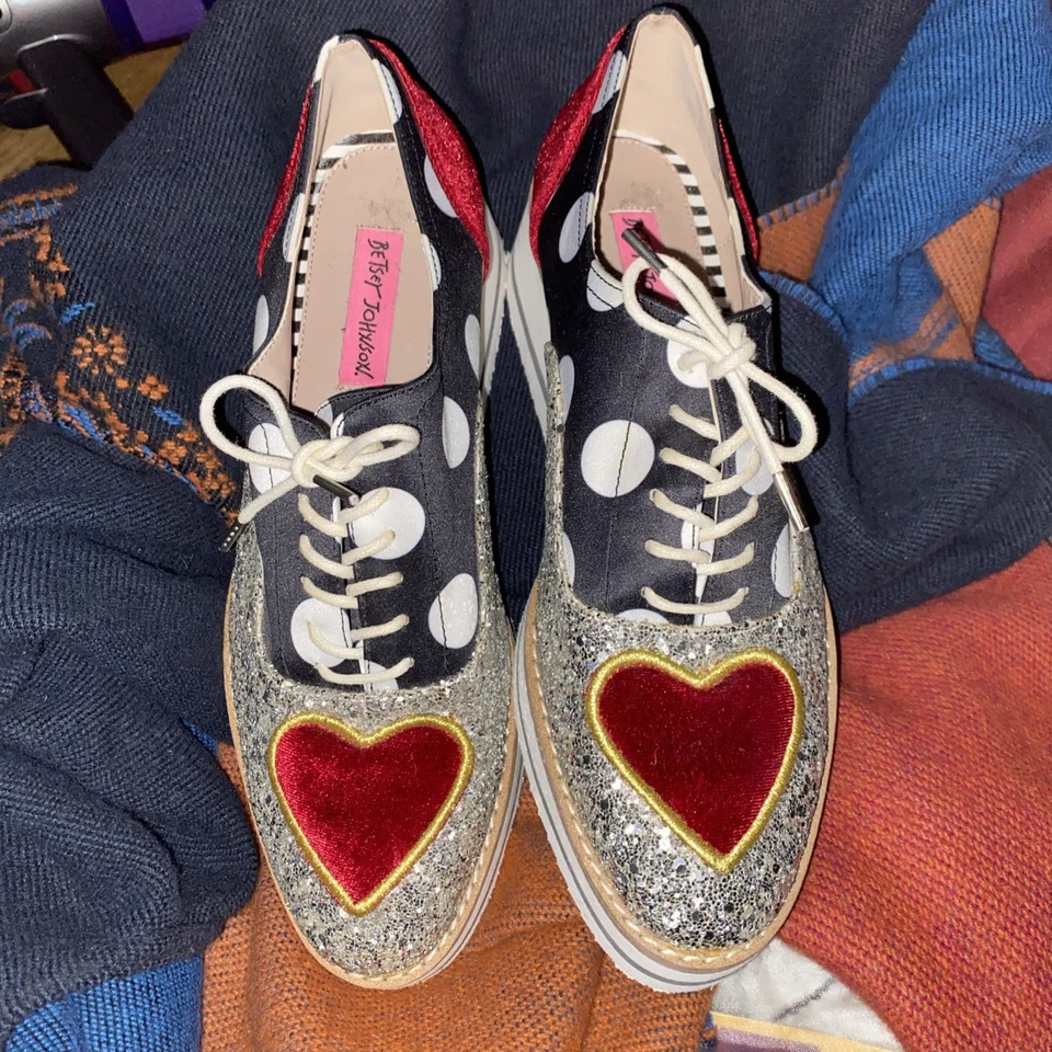 Betsey Johnson Walker Judd в горошек атласная коренастая блестящая завуалированная роза 8 - Изображение 1 из 4