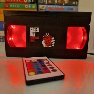 Álbum Banda Día Verde LED VHS Cinta de Video Luz Lámpara Cumpleaños Navidad Idea de Regalo Retro - Imagen 1 de 8
