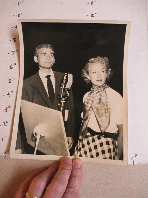 Foto de programa de radio de televisión CBS 1949 NUESTRA SEÑORITA BROOKS Eve Arden Jeff Chandler micrófono Foto 1 de 1