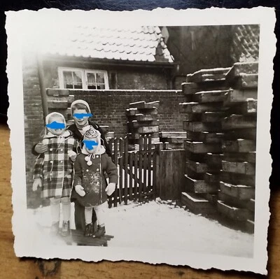 Mujer y 2 niños en la nieve - Gorra de Afri Cola? - Años 50 aprox / Foto Foto 1 de 2
