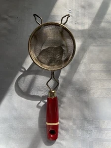Vintage Retro rotes Drahtgittersieb mit Holzgriff und Topfauflagen - Bild 1 von 3