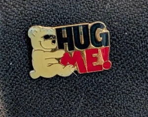 Vintage Emaille Bär "Hug Me", Hutnadel Größe 5/8 "hoch und 1" breit - Bild 1 von 1