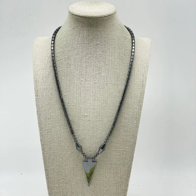 Collar con cuentas de hematita punta de flecha colgante gris bronce Foto 1 de 4