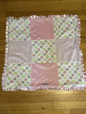 Manta con volantes satinados botones cuadrados rosas Mantas & Beyond Foto 1 de 4