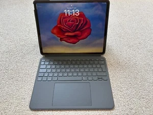 IPad Air 13 inch, 256 GB, WiFi + cellular, gloed nieuw en Logitech Cmbo Keyboard - Afbeelding 1 van 5