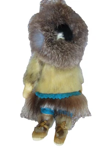 Bambola indigena eschimese Inuit fatta a mano in pelle, lana e pelliccia dell'Alaska - Foto 1 di 6