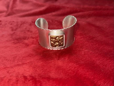 Brazalete rústico con detalles plateados y dorados Foto 1 de 3