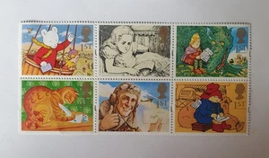 Francobolli Saluti 1° Classe 1994 Orso Paddington, Rupert, Alice nel Paese delle Meraviglie x 6 - Foto 1 di 4