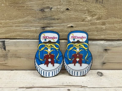 Par De Dijes De Cordones De Colección “BoDangles” Rojo Besando Niños Foto 1 de 2