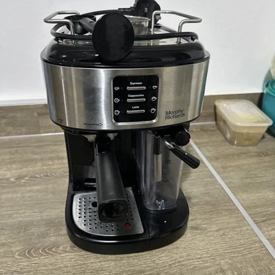 Máquina de café espresso Morphy Richards Pump con espumador de leche integrado  Foto 1 de 4
