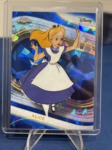 Alicia #176 Zafiro - 2025 Topps Cromo Disney - País de las Maravillas - Imagen 1 de 2