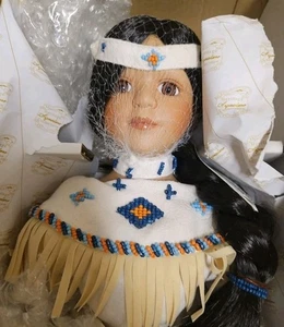 Muñeca de porcelana Chenoa colección Heritage Signature niña nativa americana #12364 - Imagen 1 de 5