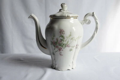 Jolie cafetière ancienne en porcelaine à décor de fleurs roses - Photo 1/4