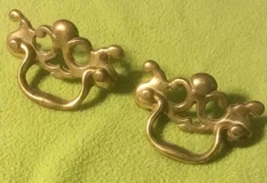 VINTAGE ~ OTTONE ~ TIRA CASSETTI ~ MANIGLIE FISSE ~ Lotto di 2 ~ Steampunk Art Sup - Foto 1 di 7