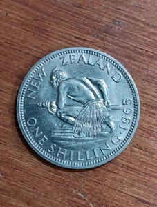 New Zealand Shilling 1965 - Māori Warrior w/ Taiaha - Uncirculated - Picture 1 of 2