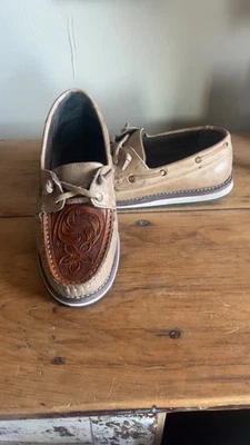 Zapatos sin cordones Roper Bertha para mujer de cuero tostado con flores Foto 1 de 4