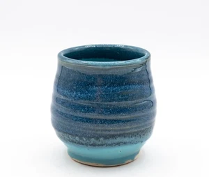 Taza de vino vaso azul Cynthia Bringle 6 oz Penland, cerámica de Carolina del Norte - Imagen 1 de 8