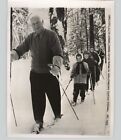 Ski de fond industriel CYRUS EATON avec famille en CA. 1958 Photo de presse