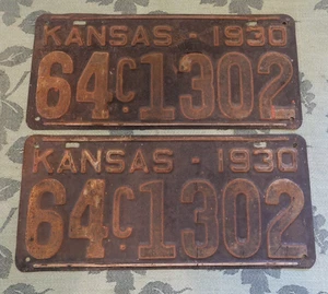 Vintage Orig. Paire de plaques d'immatriculation KANSAS 1930 "64c1302" - Photo 1/2