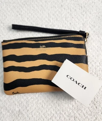 🐯 Muñequera COACH Esquinera Cremallera con Estampado de Tigre (C7440) $78 ¡NUEVA CON ETIQUETAS! Foto 1 de 3