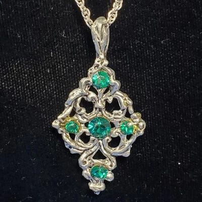 Collar Colgante Encaje Peltre Comunidad Verde Fundición Hecho en Estados Unidos *NUEVO* Foto 1 de 3