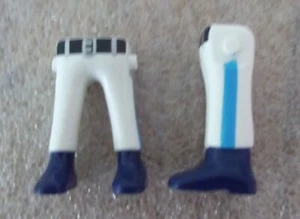 12055, 2x Lange Hose, weiss, Stiefel (halbhoch), blau, bedruckt - Bild 1 von 1