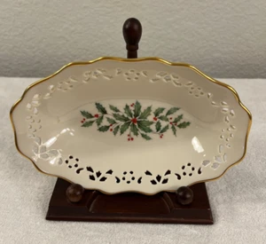 LENOX Holiday Pierced Oval Candy Dish with Berry & Holly w/ Gold Trim 7 3/4" - Picture 1 of 16