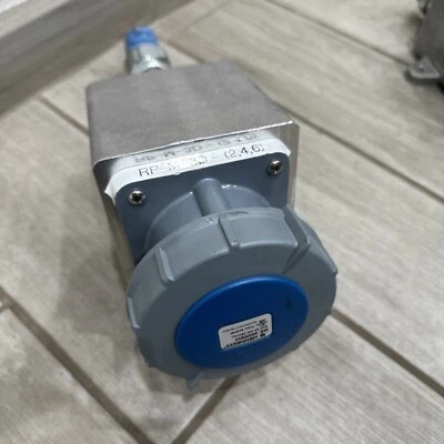 ⚡️Mennekes ME 460R9W 60A 3P 4W 250 VAC 4 Pole Female Wet Location Plug & Base - Image 1 of 4