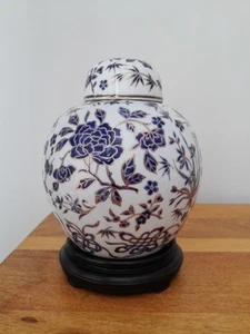 Pot à gingembre chinois en porcelaine sur socle en bois - Photo 1/10