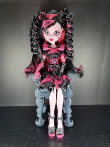 Monster High Sweet Screams Draculaura with Castle Throne - Picture 1 of 9