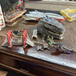 Godzilla Micro Play set Battle At Brooklyn Bridge 1998 Trendmaster Near Complete - Picture 1 of 24