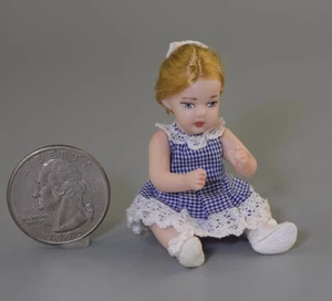 MUÑECA BEBÉ NIÑA PORCELANA CASA DE MUÑECAS MINIATURA FINA ARTESANAL ~ 1:12 - Imagen 1 de 6