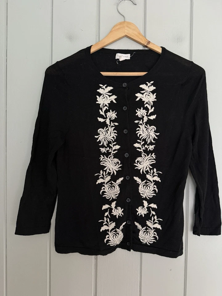 Cárdigan Suéter Granate Hill Pequeño Firma Eco Lana Merino Floral Negro Blanco Foto 1 de 4