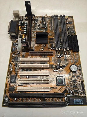 Slot 1 SET ATX Soyo SY-6BA Motherboard (440BX) + CPU & 128 MB RAM + Bonus - Image 1 of 4