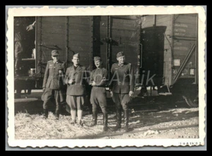 Foto WK2, Bahntransport, Soldaten und Offiziere am Güterbahnhof, 5026-1281# - Bild 1 von 2