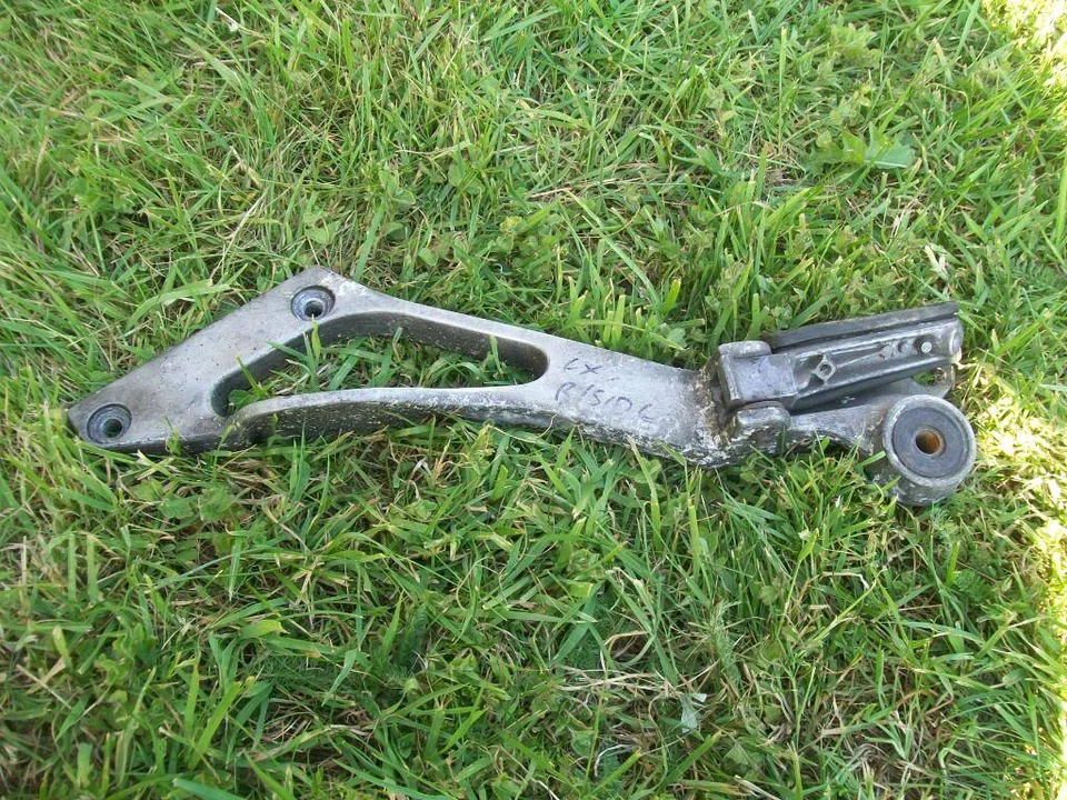 YAMAHA TDM850 3VD 1991 RHS FOOTREST BRACKET (12) — 第 1/1 张图片