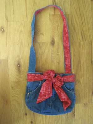 Bolso de mano Wrangler Denim cinta roja forro rojo 10" x 8" x 3" caída 15" usado en excelente estado Foto 1 de 4