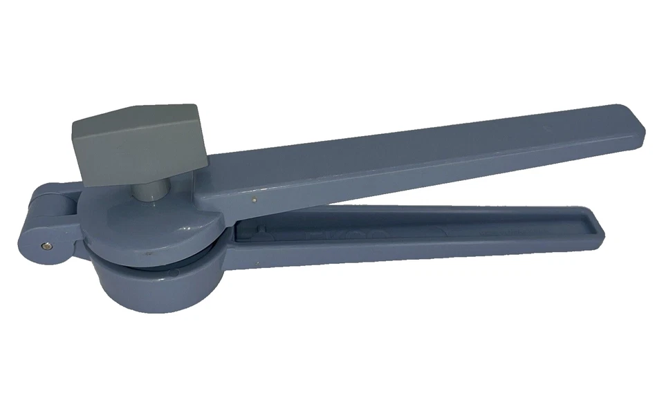 Prensa de ajo Ekco azul, plástico duro mango de tornillo gira vintage Foto 1 de 4