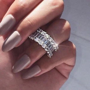 Banda de boda eterna con corte baguette de 2 quilates enchapada en oro blanco de 14 quilates - Imagen 1 de 3
