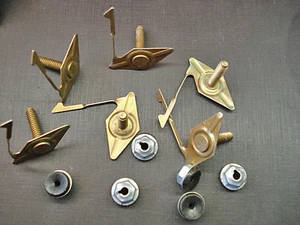 6 pcs 1957 1958 1959 Buick front & rear fender clips NORS 4673604 4726936 - Bild 1 von 3