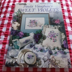 π Paula Vaughan Leisure Arts no 2059 Sweet Violets Cross Stitch 8 Pages Pattern - Picture 1 of 7