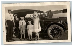 20er Jahre? Foto Echt Auto Auto frühes klassisches Modell Familie Pose CMStP&P Schild - Bild 1 von 3